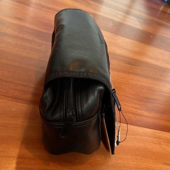 Dockers Black Hanging Toiletry Bag - Picture 7 of 9